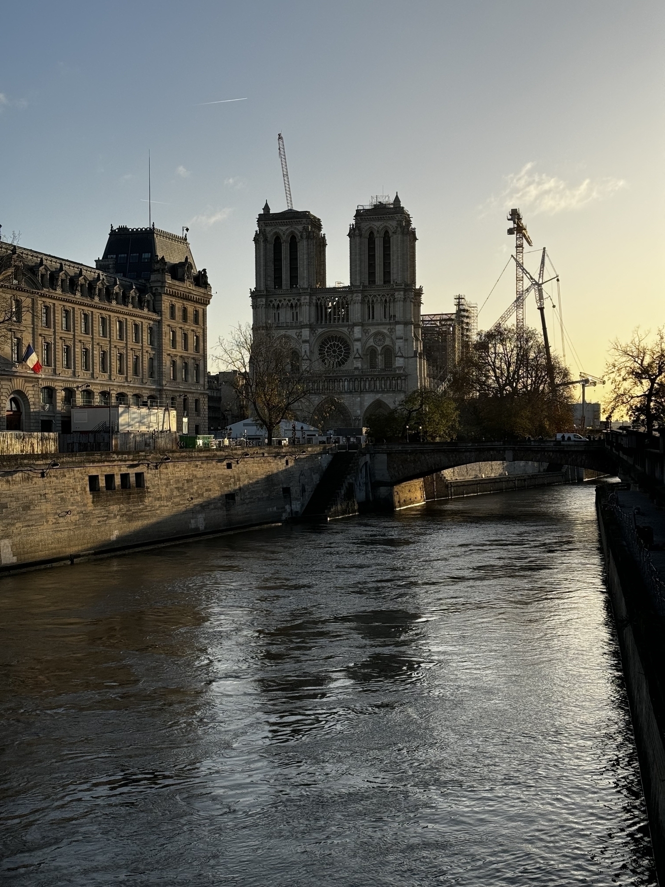 Sun rise over the Seine with the cathedral of Notre Dame on the north bank.
